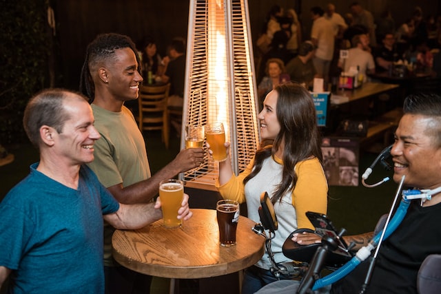 Grupo de buzos tomando bebidas en un pub en Islandia
